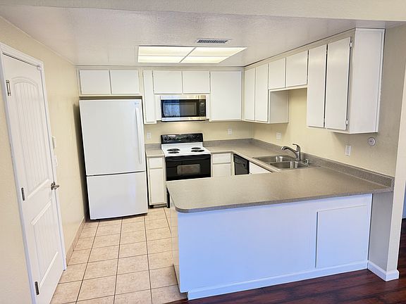Kitchen w/fridge