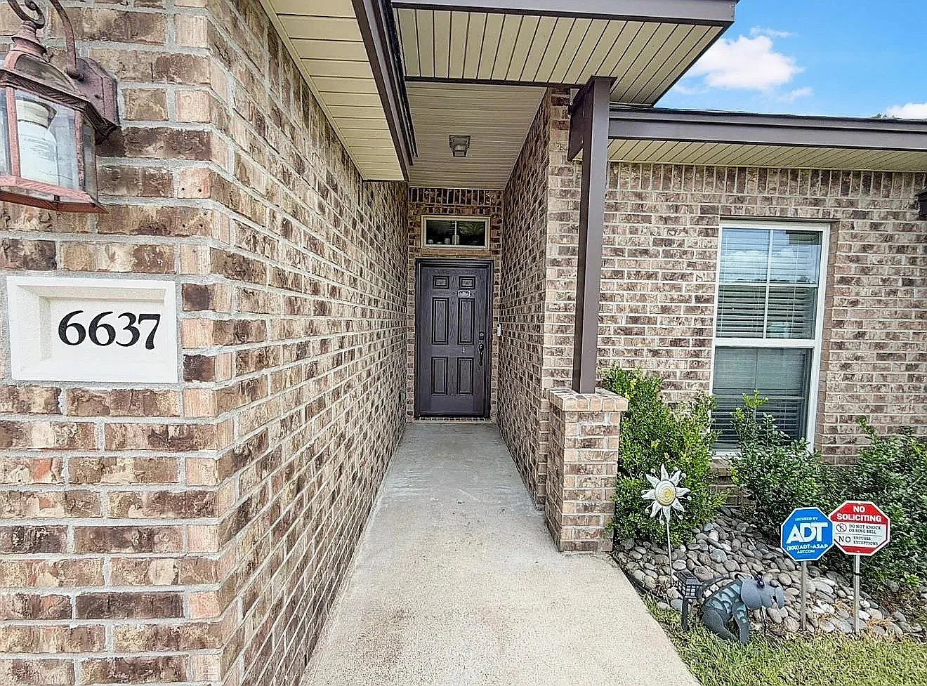 3 bed, 1199 sqft, $2,090 — Photo 2