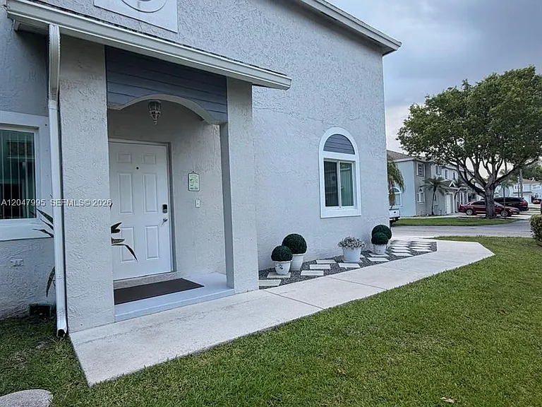 1428 SW 47th Ave — Photo 4