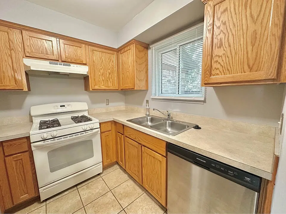 2 bed, 1.5 bath, 1000 sqft, $1,575 — Photo 4