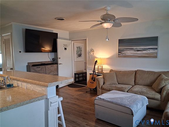 4th image of 405 Erle Cres #205