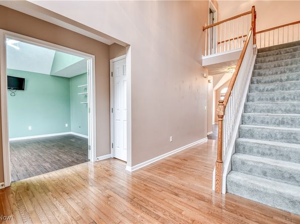 18676 N Winding Oak Dr, Middleburg Heights, OH 44130