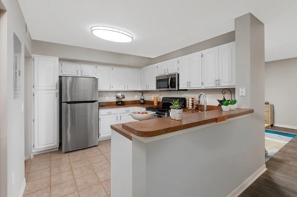 Manatee Bay Apartments — Photo 3
