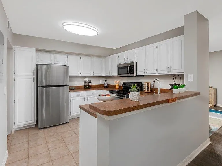 Manatee Bay Apartments — Photo 3