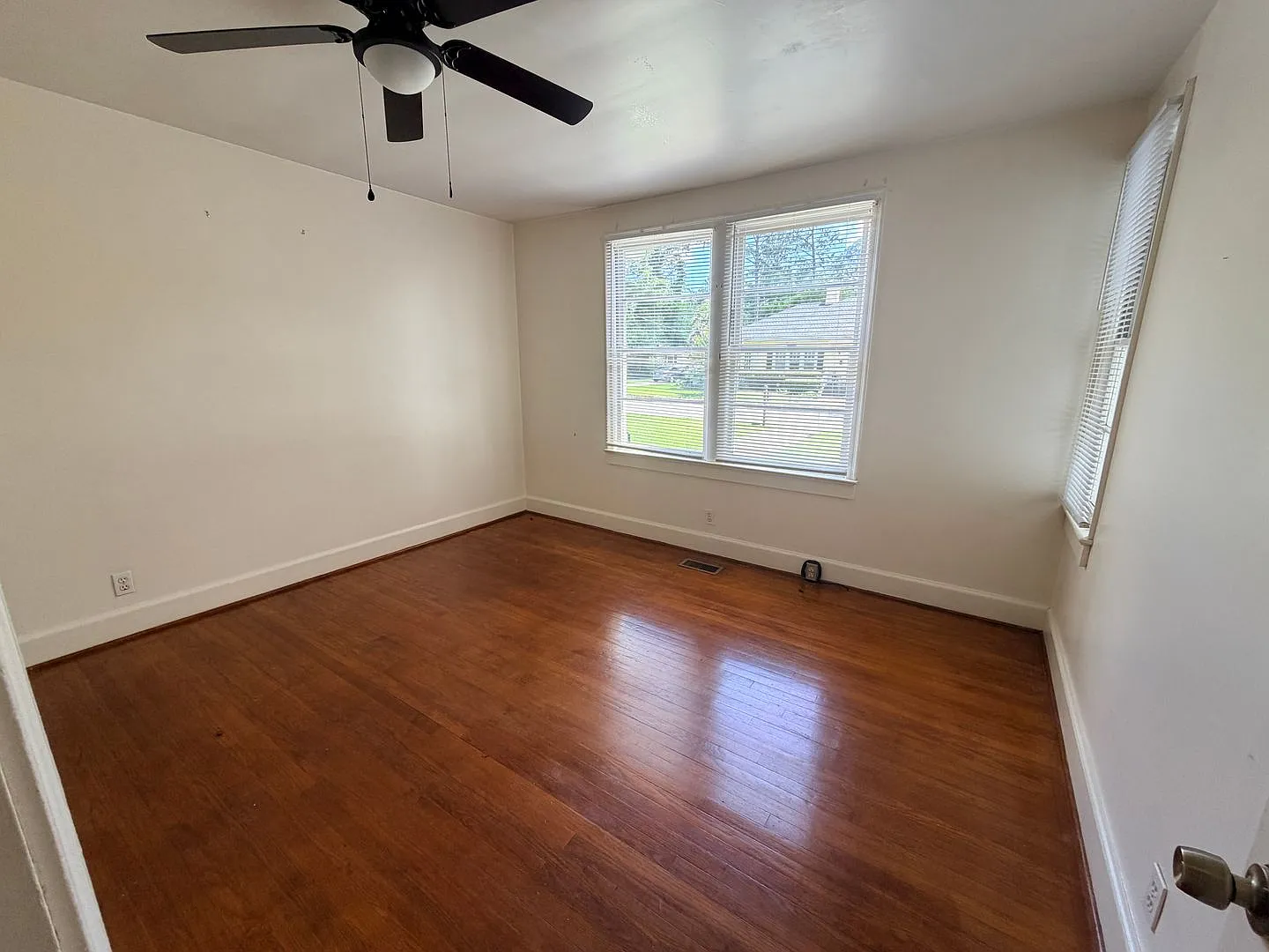 Large 3BD/2B with 2 living rooms! Walk to VSU!! — Photo 4