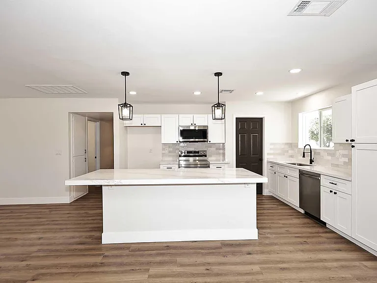 10537 W La Jolla Dr — Photo 9