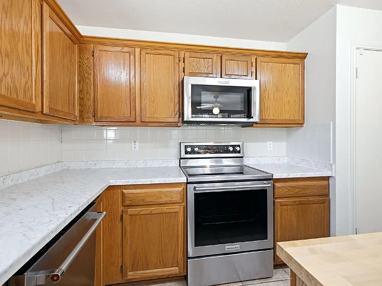 832 Dimrock — Photo 18