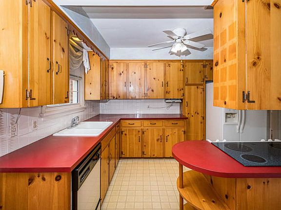 3rd image of 604 Hayes Dr