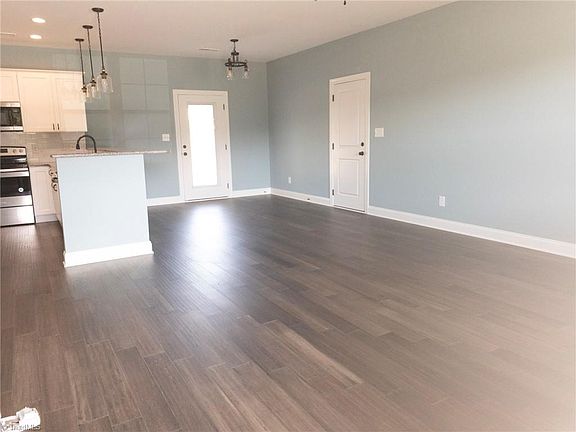 5th image of 216 Parks Meadows Dr