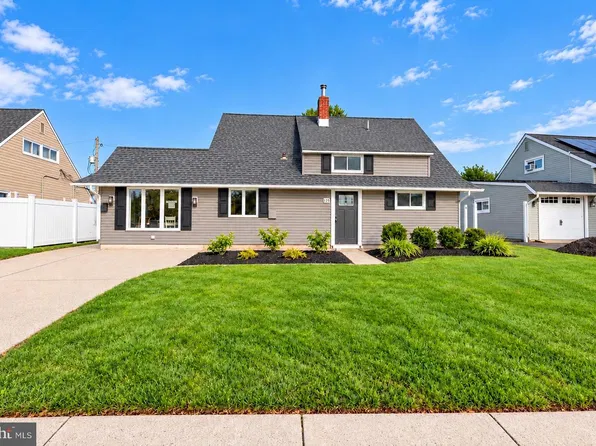 46 Newberry Ln, Levittown, PA 19054