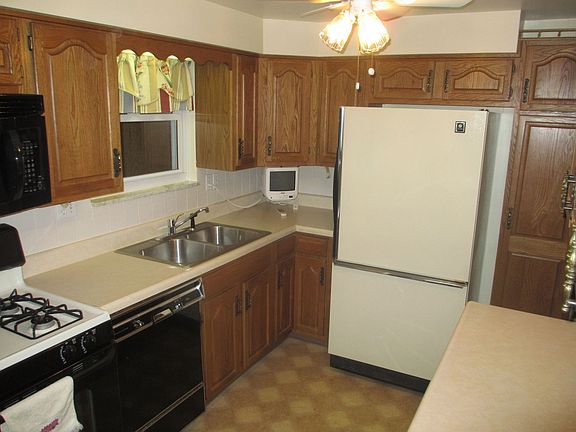 4th image of 901 Vista Glen Dr