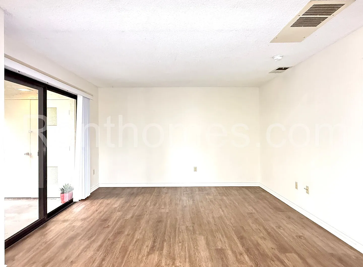 Mira Mesa, 11187 Camino Ruiz #75- Recently remodeled kitchen, bathroom and flooring — Photo 2