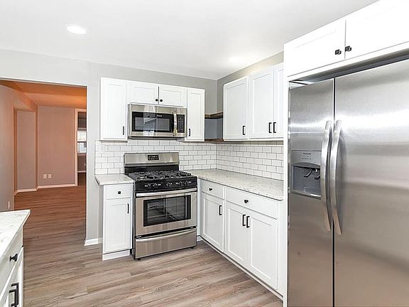 3rd image of 4929 N Kingsley Dr