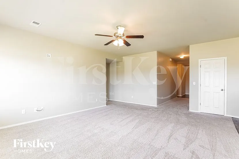 4 bed, 2.0 bath, 1928 sqft, $2,155 — Photo 3