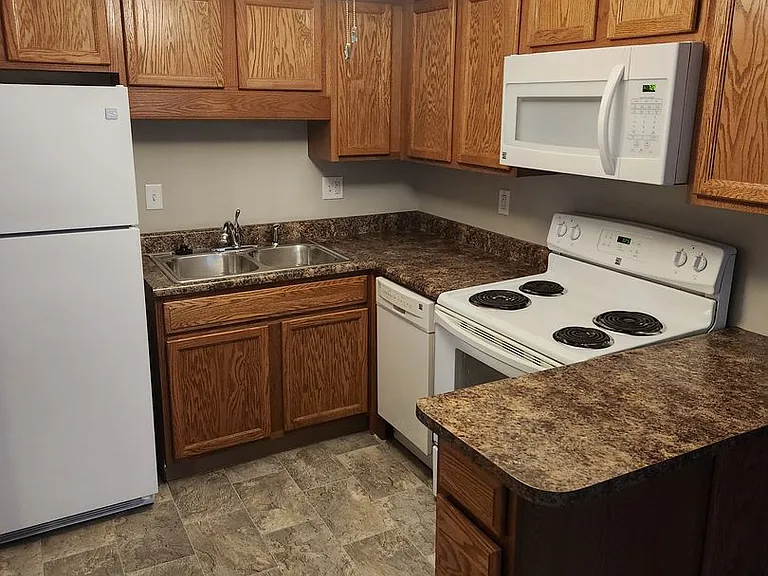 Pleasant Court Apartments — Photo 14