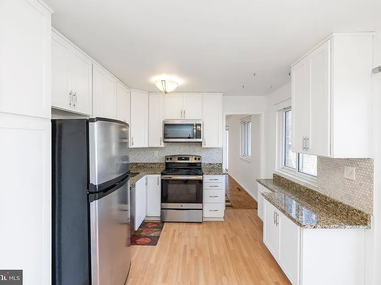 12265 Greenleaf Ave — Photo 6