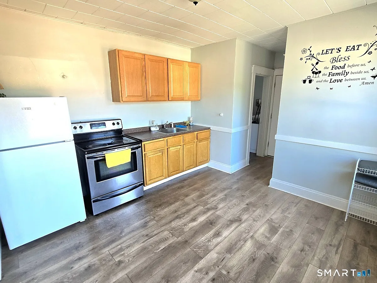 3 bed, 1.0 bath, 1395 sqft, $1,800 — Photo 2