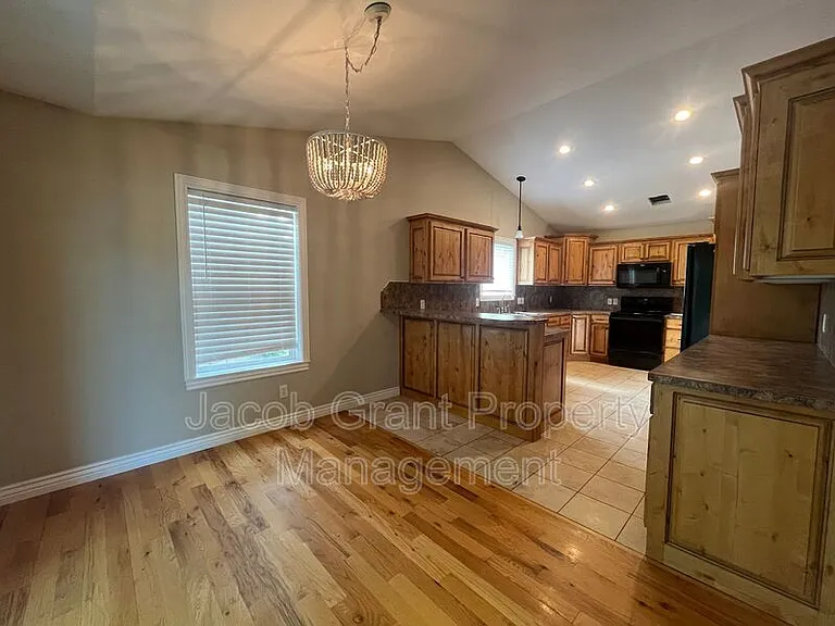 460 Lacosta Dr — Photo 7
