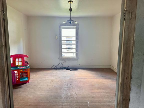 4th image of 109 S Elm St