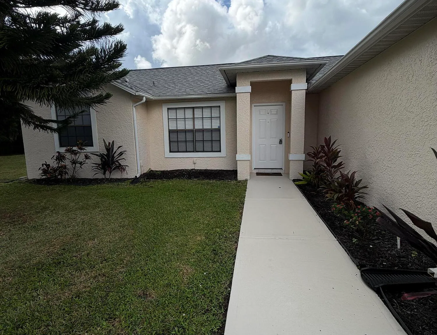 3 bed, 2.0 bath, 1411 sqft, $2,400 — Photo 2
