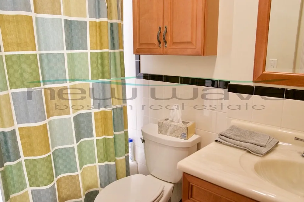 3 bed, 900 sqft, $4,600 — Photo 2