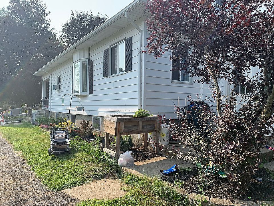 2nd image of 1219 Town Line Rd