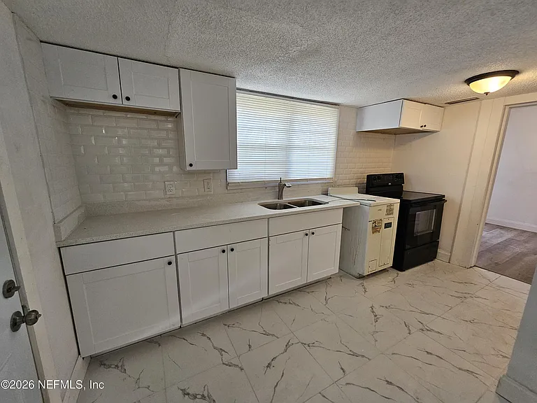 3920 N Davis St — Photo 2