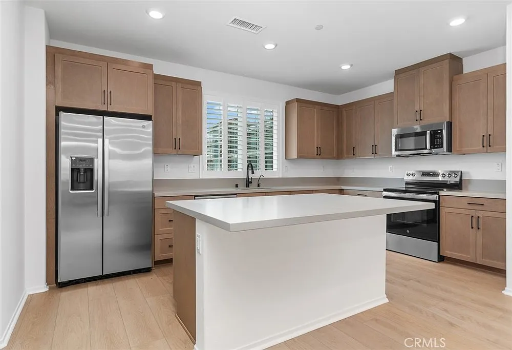 4 bed, 3.5 bath, 2525 sqft, $3,800 — Photo 4