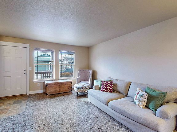B1 - 05 - Living room.jpg