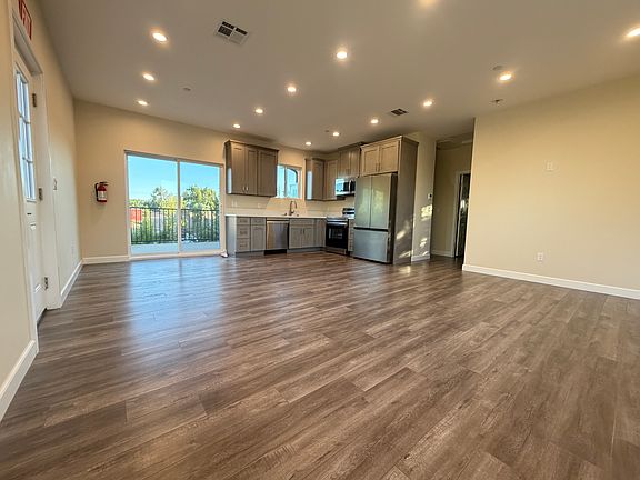 4th image of 15362 1/2 Valerio St