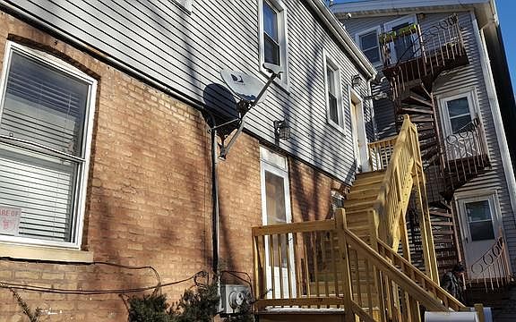 2nd image of 1828 N Burling St APT 1R