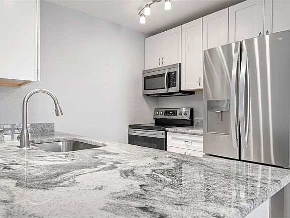 4th image of 850 S Tamiami Trl APT 522