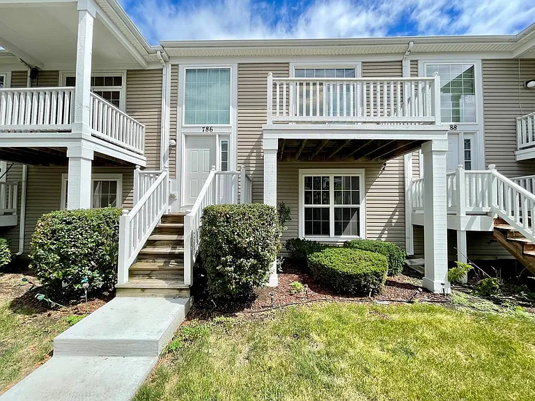 786 Four Seasons Blvd — Photo 1