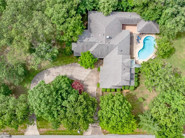 11974 Oak Hills Dr, Bentonville, AR 72712