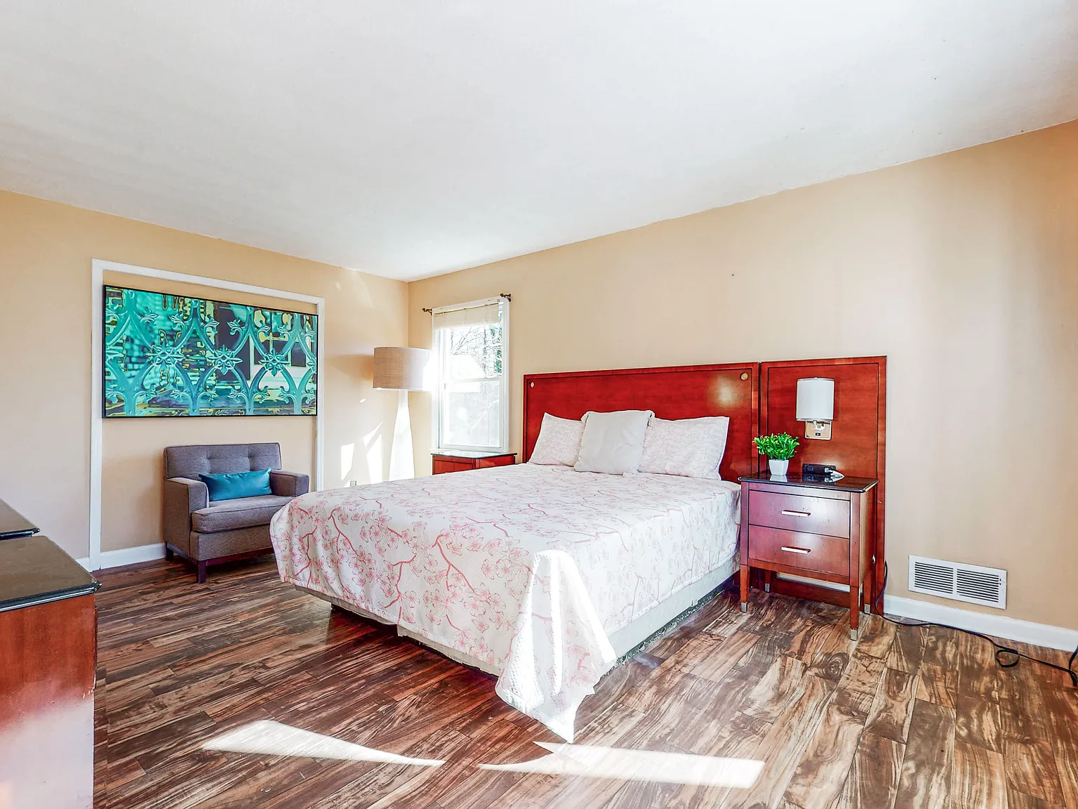 4 bed, 4.0 bath, 2412 sqft, $845 — Photo 1