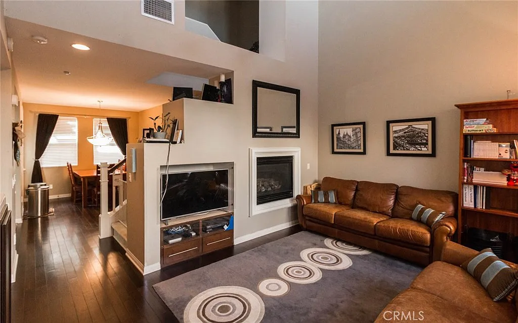 3 bed, 2.5 bath, 1637 sqft, $4,200 — Photo 4