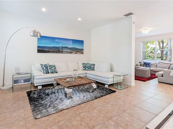 4th image of 1527 Tamarind Ct