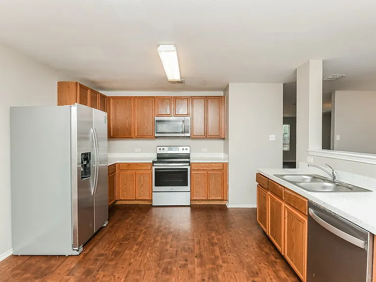 1101 Maplewood Ln — Photo 6