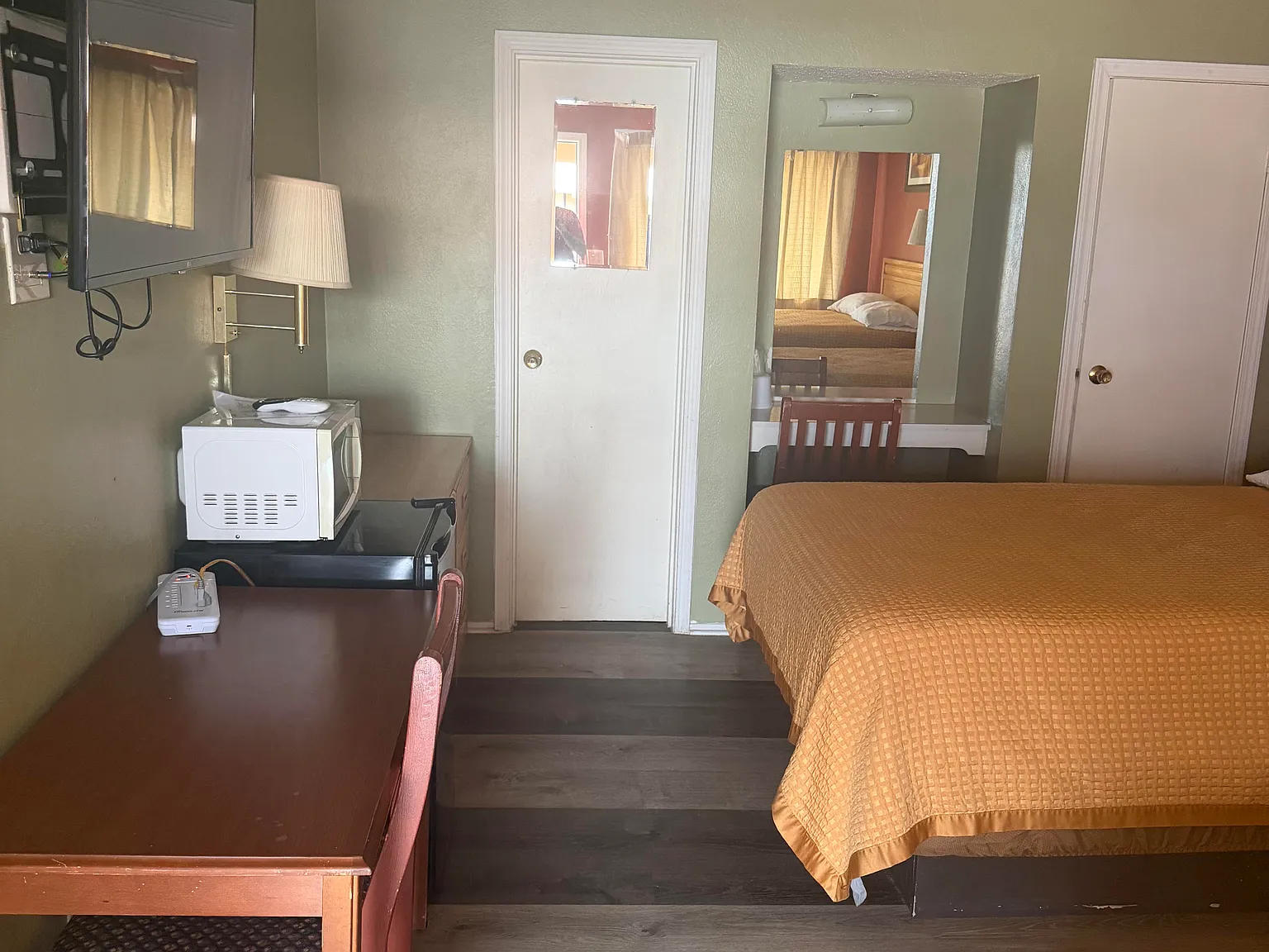 Studio, 300 sqft, $850 — Photo 2