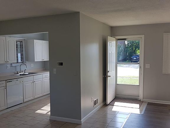 3rd image of 27376 Groveland St