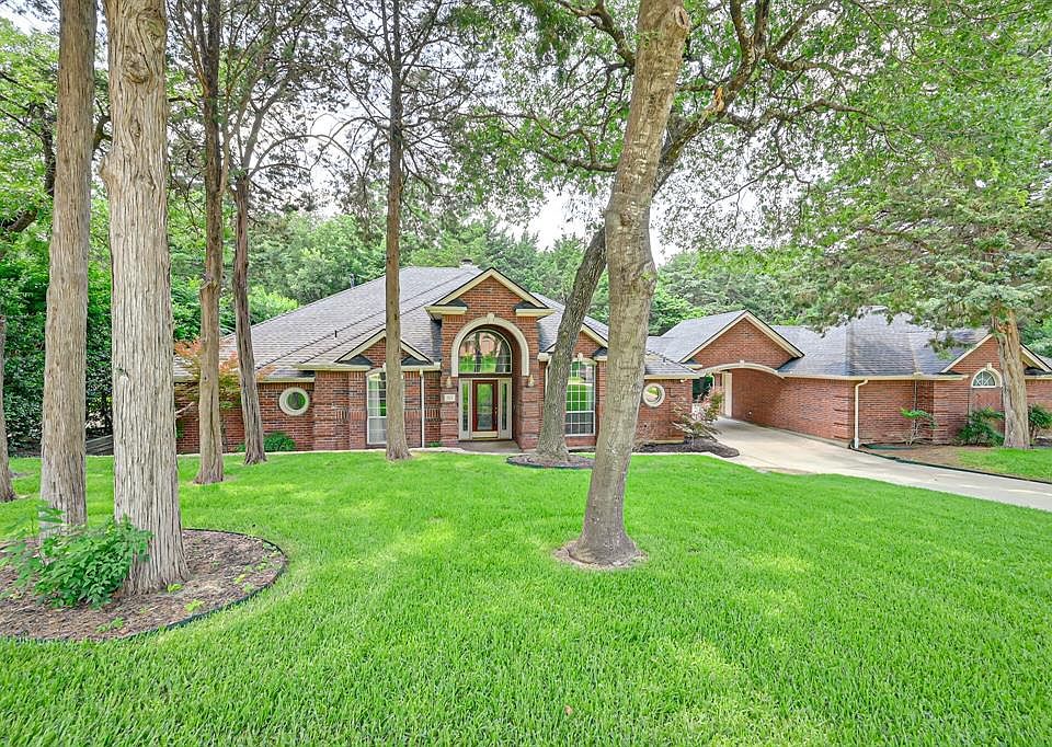 1st image of 811 Laurel Hills Ct