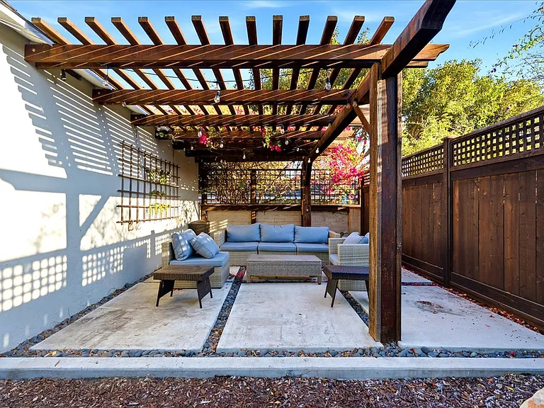 4526 Euclid Ave — Photo 33