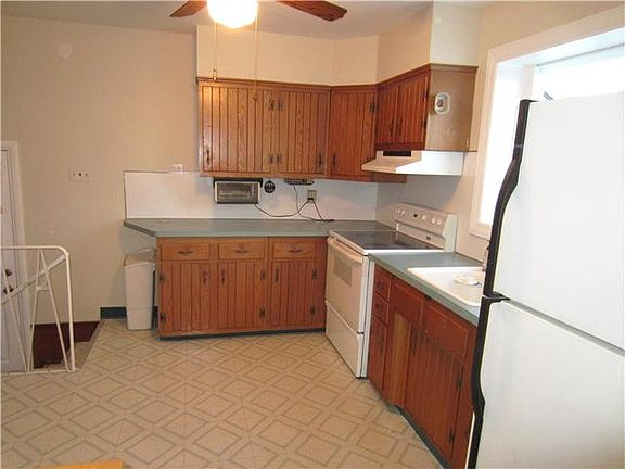 Eat-in kitchen has newer smooth surface range.
