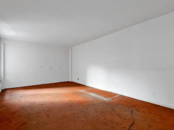 2546 East 13th Street image 2 of 28