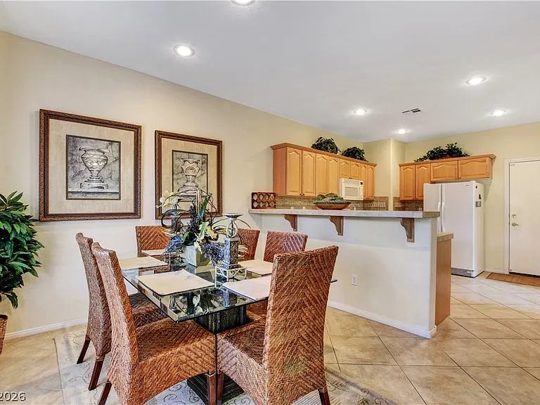 251 Queens Ct — Photo 18
