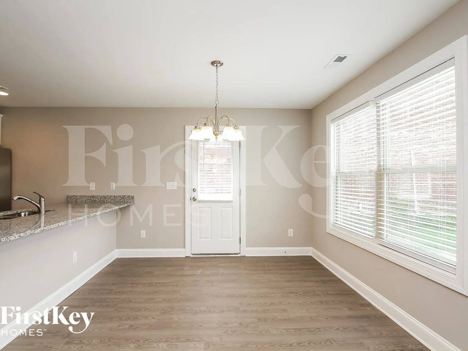 3 bed, 2.0 bath, 1204 sqft, $2,020 — Photo 4