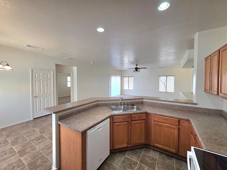 609 W Rio Vista Ln — Photo 7