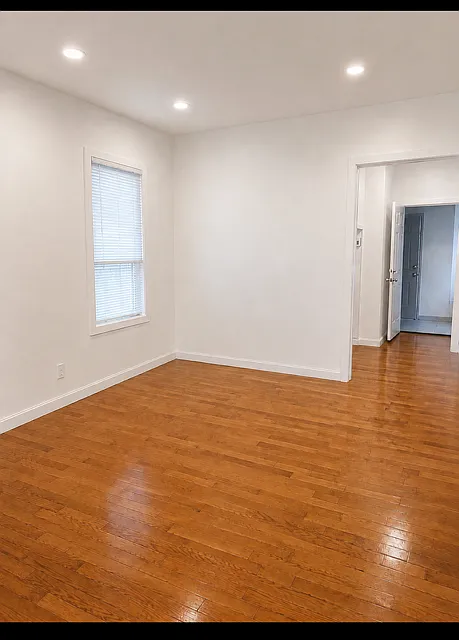 3 bed, 2000 sqft, $2,350 — Photo 2