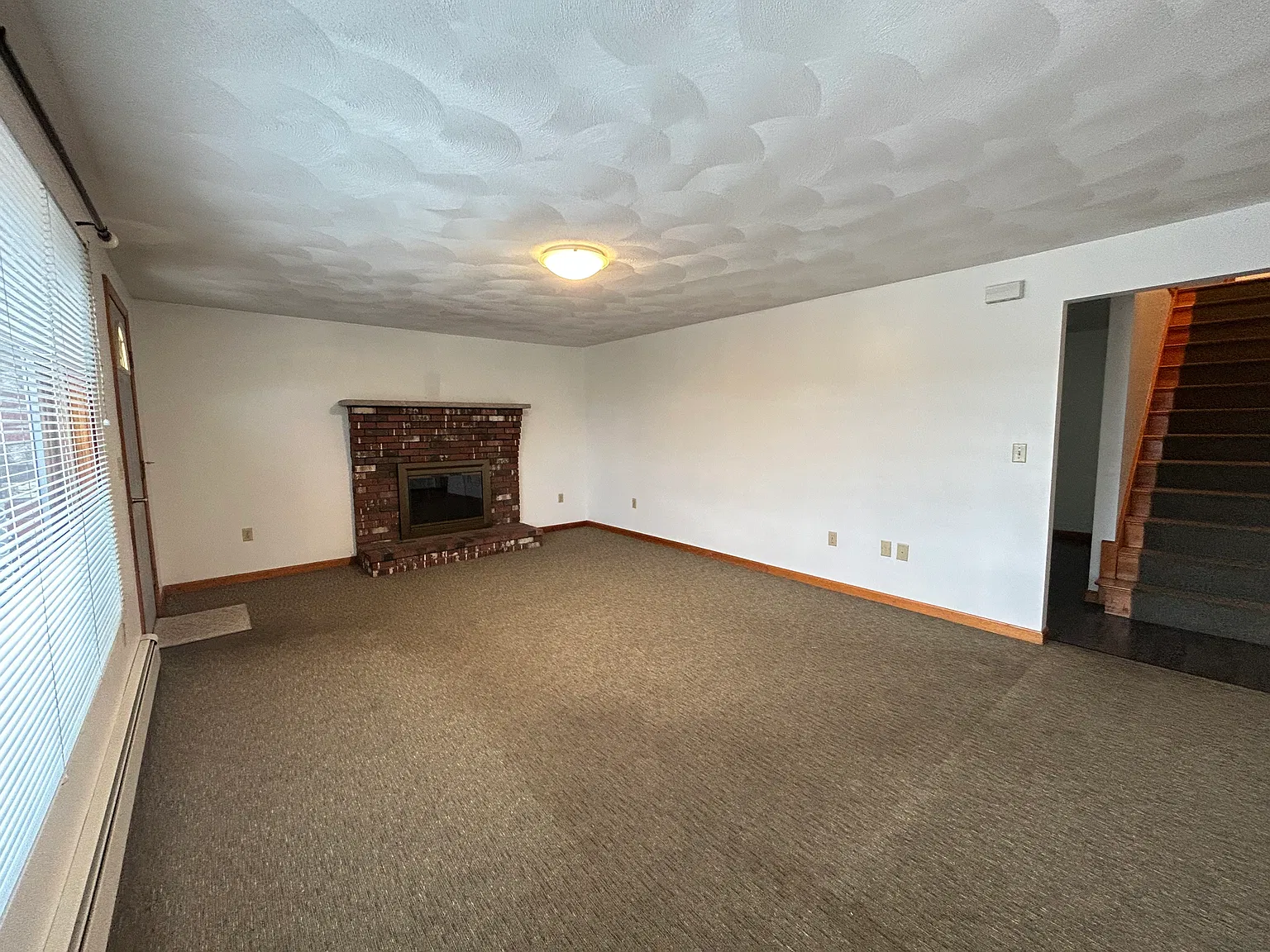 3 bed, 1.5 bath, 9999 sqft, $2,800 — Photo 3