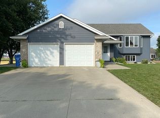 801 Hyland Dr, Larchwood, IA 51241
